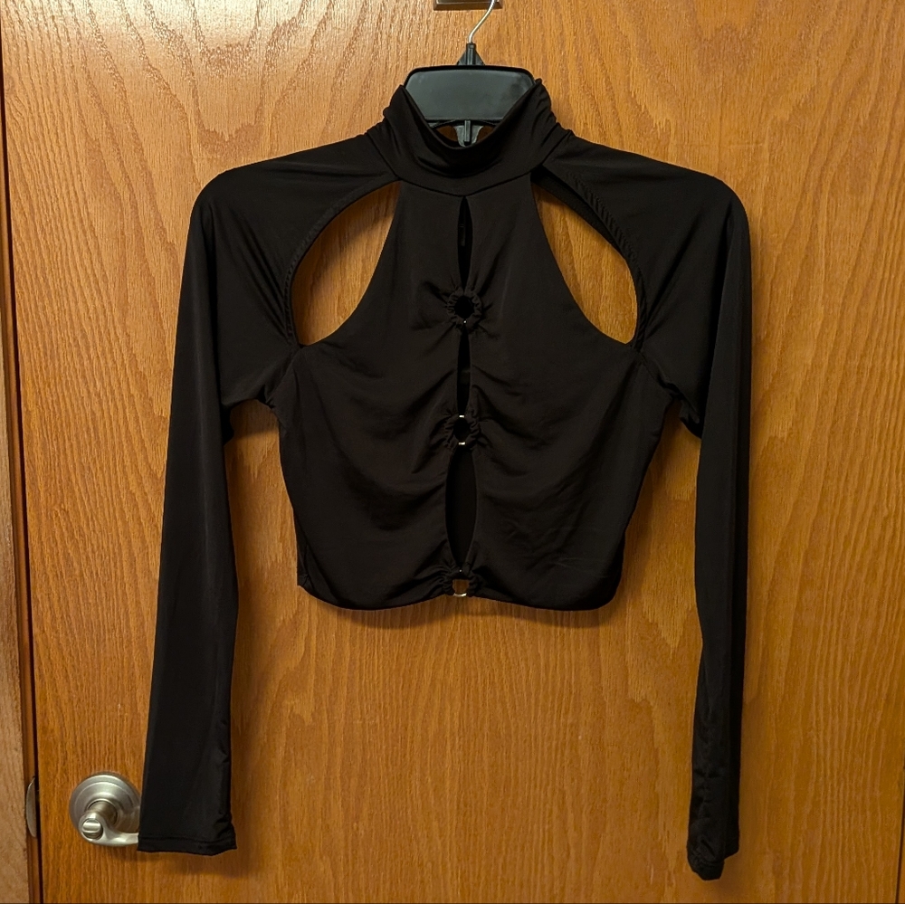 Black Long-Sleeve Cutout Ring-Front Crop Top